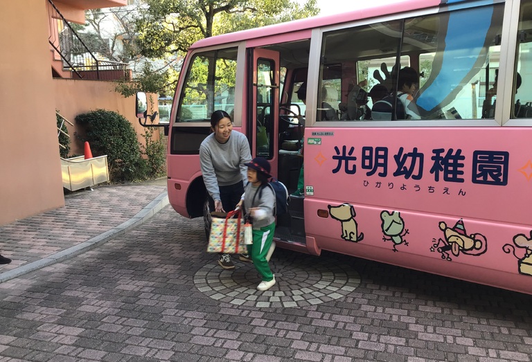 朝、担任の先生は笑顔で「おはようございます」と出迎えます